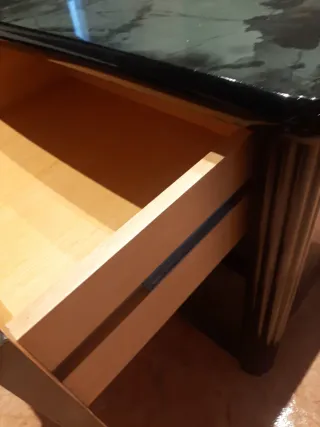 Mesita de noche madera,con brillo