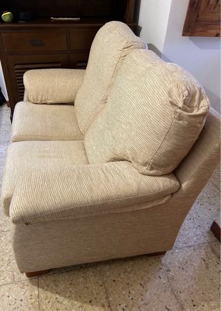 Sofá de tela beige