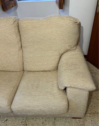 Sofá de tela beige