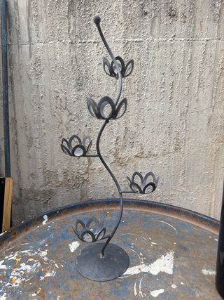 Candelabro de metal con detalles florales