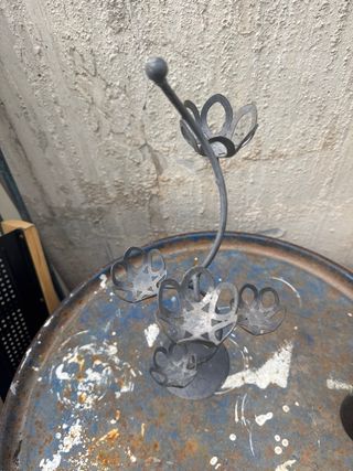 Candelabro de metal con detalles florales