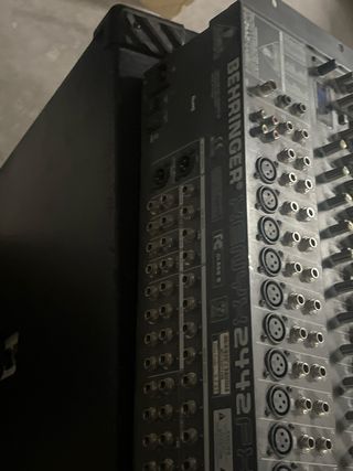 Mesa de mezclas Behringer Xenyx 2424FX averiada
