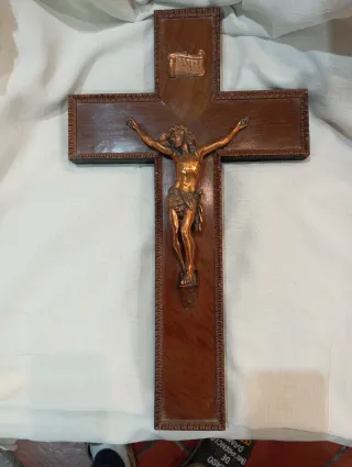 Cruz de madera con cristo