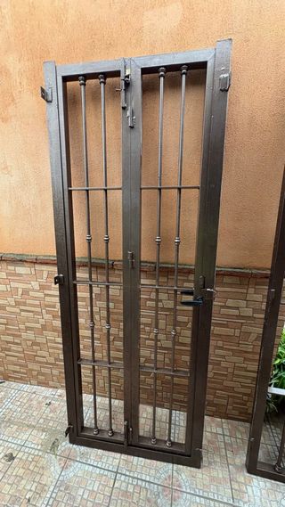 Rejas y marcos de forja para puerta