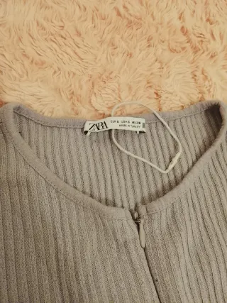 Vestido gris de canalé con volantes