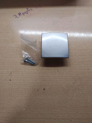Tiradores cuadrados plateados para muebles