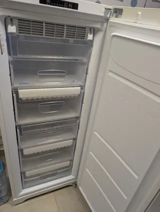 Congelador vertical Indesit
