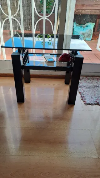 Mesa de centro elevable, con sobre cristal negra