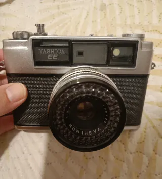 Cámara Yashica EE analógica