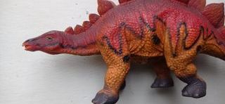 Dos dinosaurios Stegosaurus y STYRACOSAUROS