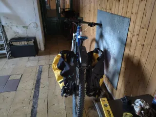 Bicicleta GT azul con alforjas