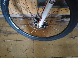 Bicicleta GT azul con alforjas