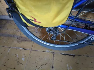 Bicicleta GT azul con alforjas