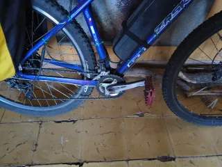 Bicicleta GT azul con alforjas