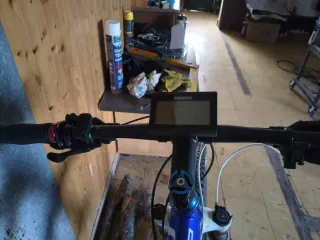 Bicicleta GT azul con alforjas