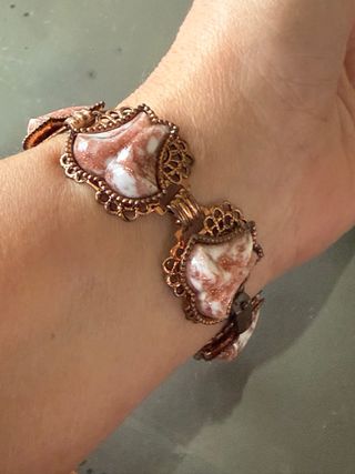 Bracciale vintage metallo ramato vetro bianco