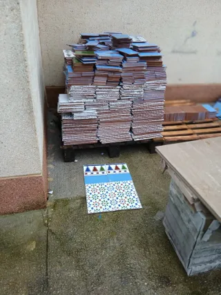 Restos de azulejos sevillanos