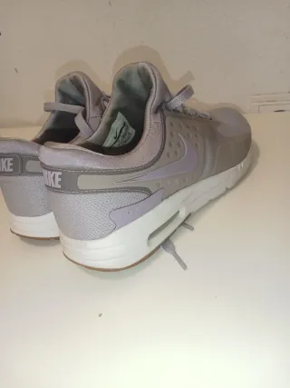 Zapatilla Nike Gris y Blanca