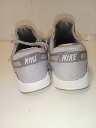 Zapatilla Nike Gris y Blanca