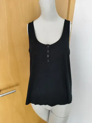 Camiseta negra con botones