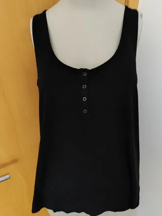 Camiseta negra con botones