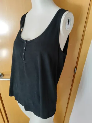 Camiseta negra con botones