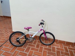 Bicicleta infantil blanca y rosa