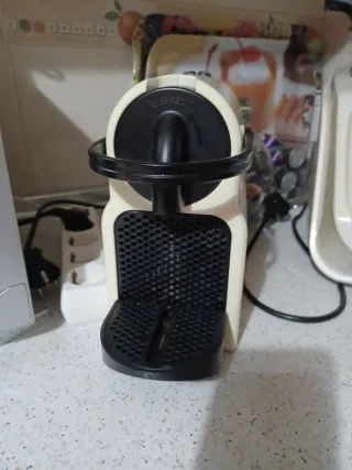 Cafetera Nespresso Beige