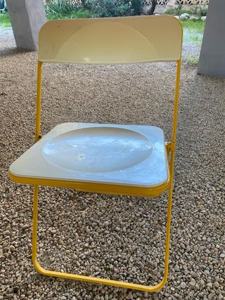 Silla plegable metálica amarilla y blanca