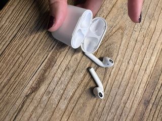 AirPods Apple