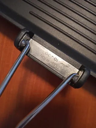 Parrilla de metal con mango de madera