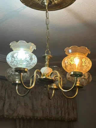 Lámpara de techo plateada con tulipas de cristal