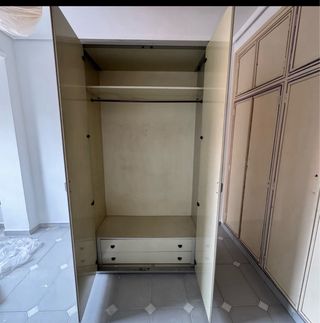 Armario beige con cajones