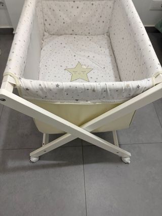 Minicuna con estrellas
