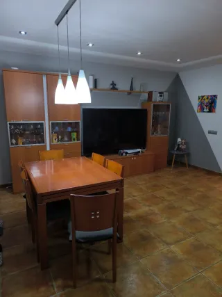 Mueble de comedor de madera y cristal