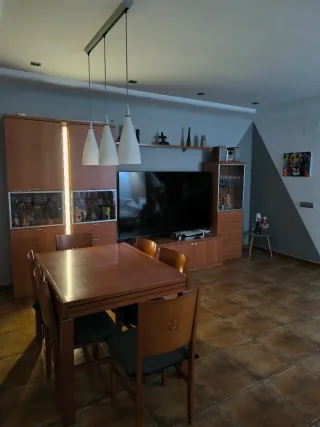 Mueble de comedor de madera y cristal