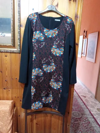 Vestito nero con fantasia floreale