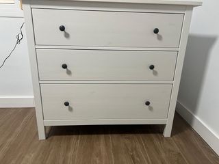 Cómoda blanca de madera