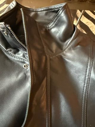 Cazadora tipo piel, corte amplio