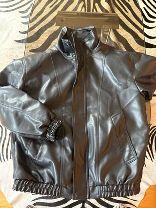 Cazadora tipo piel, corte amplio