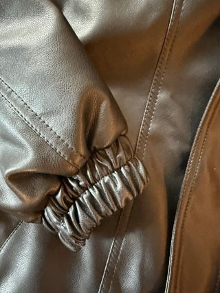 Cazadora tipo piel, corte amplio