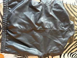 Cazadora tipo piel, corte amplio