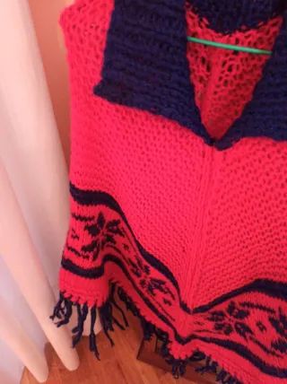 Chaleco de lana tejido rojo y azul