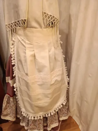 Delantar de huertana de lino y algodón y puntillas