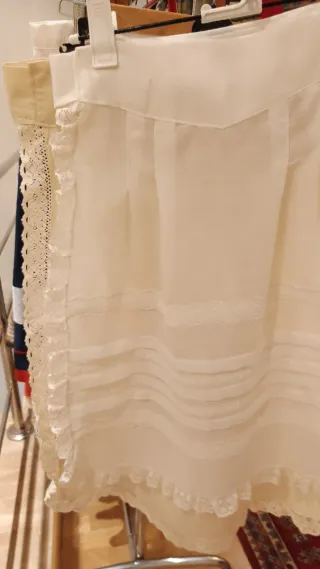 Delantar de huertana de lino y algodón y puntillas