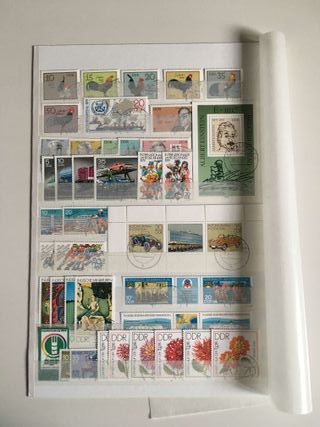 Clasificador con sellos y hojitas de R D Alemana.