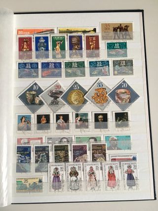 Clasificador con sellos y hojitas de R D Alemana.