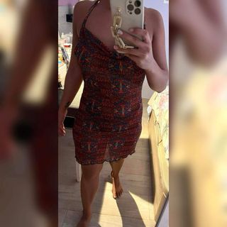 Vestido ajustado playero marrón.