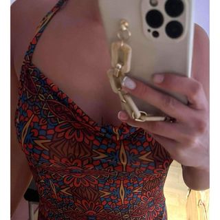 Vestido ajustado playero marrón.