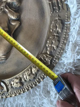 Medalla antigua de bronce con retrato